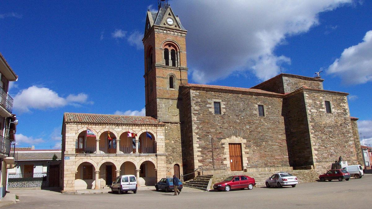 Ayuntamiento e iglesia de Carbajales de Alba.