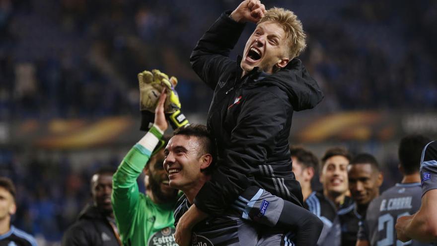 Daniel Wass festeja la victoria con Iago Aspas. // Efe