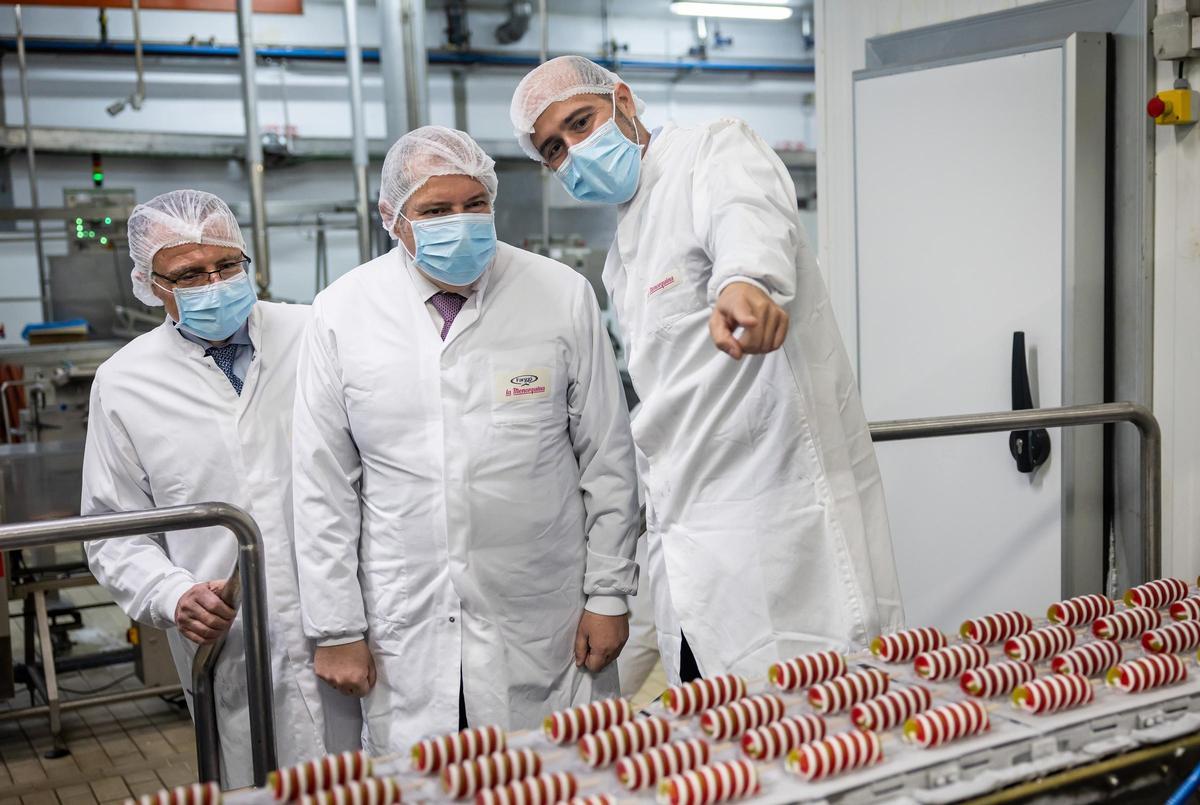 Visita del ministro de Industria y Turismo, Jordi Hereu, en el centro, a la fábrica de La Menorquina, en Palau-solità i Plegamans.