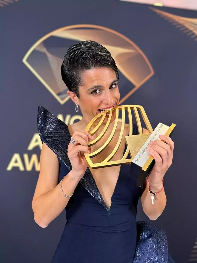 La celebración de María Pérez tras ser premiada como mejor atleta de marcha/ruta en 2025