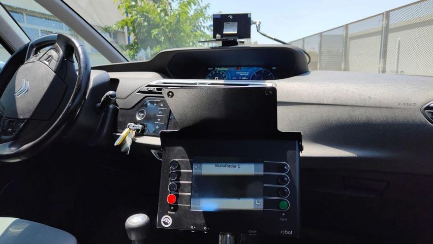 Interior del automóvil en el que se instala el radar móvil de la Policía Local de Murcia.