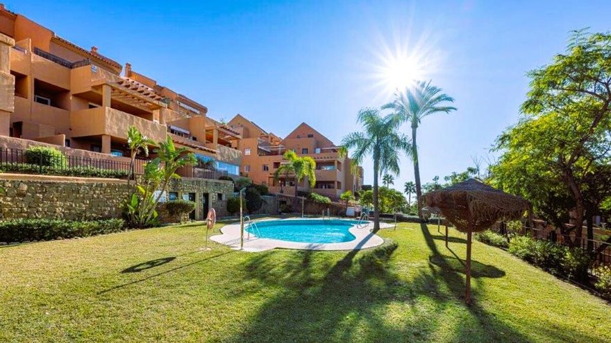 Oportunidad inmobiliaria en Marbella: piso reformado, amplio, luminoso, con piscina, terraza y vistas por 345.000 euros