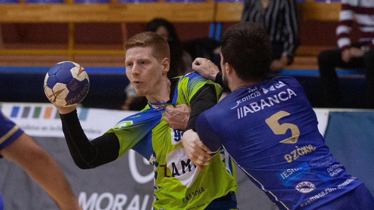 Nico Bono trata de jugar el balón para el Balonmano Zamora Enamora