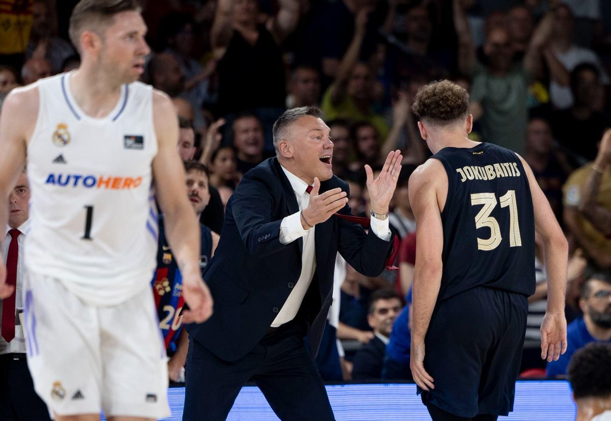 Saras, dando instrucciones durante el partido