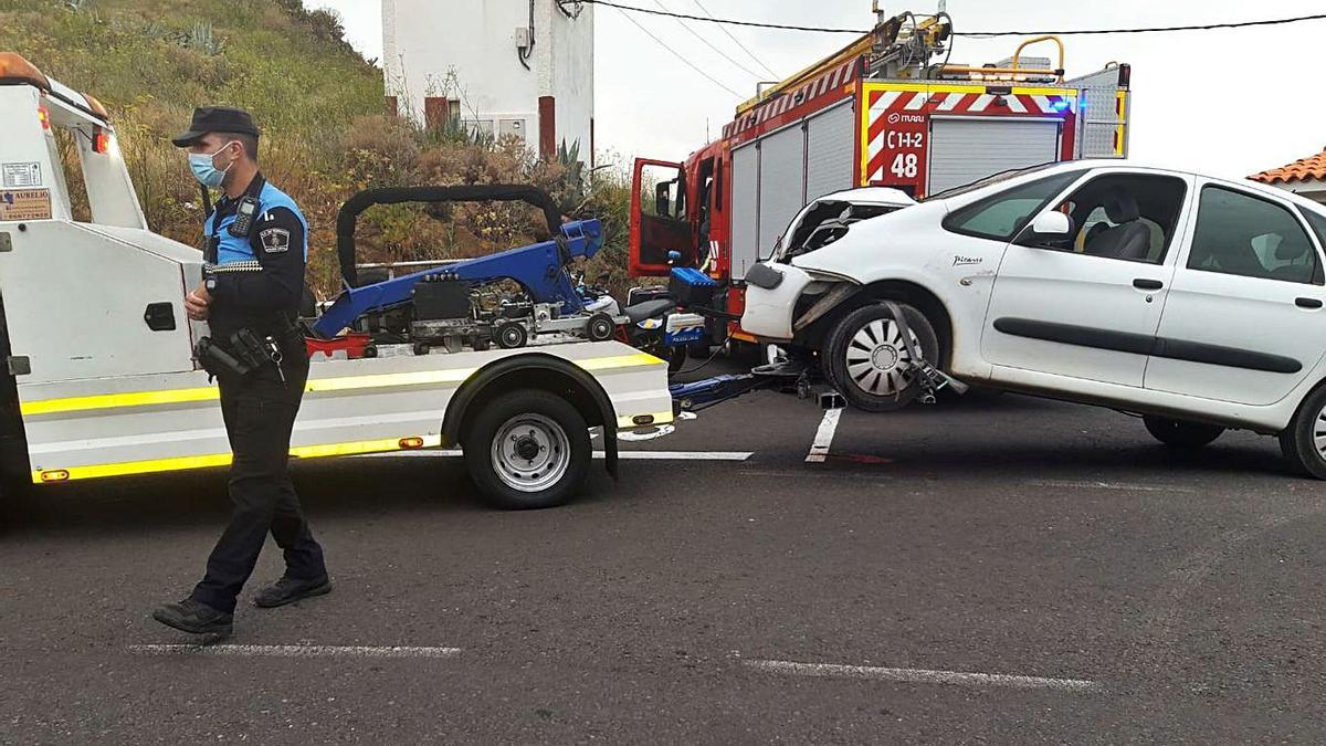 Vehículo siniestrado el pasado lunes en la carretera insular, en Los Campitos. | | E.D.