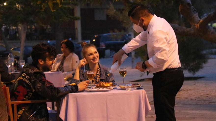 Un cambrer servint una parella de la taula d&#039;un restaurant de la Barceloneta