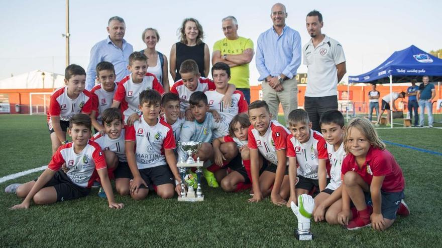 Los jugadores de la Escola Estrada posan con su trofeo.