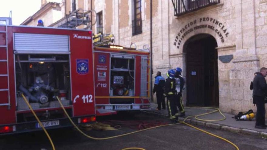 Los bomberos de la ciudad a las puertas de la Residencia actuando para sofocar el incendio.