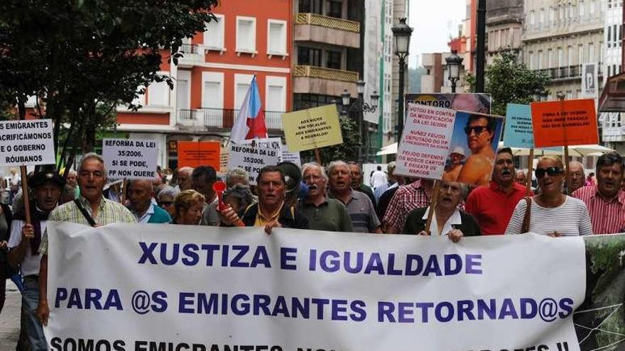 Los emigrantes retornados se manifestaron de nuevo ayer. // I. Abella