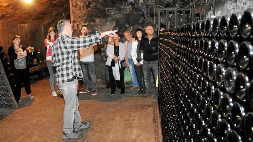 Visita guiada dins dels cellers d&#039;Artium feta ahir per la Festa de la Verema del Bages