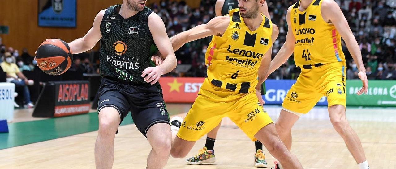 Ferran Bassas bota el balón en el Joventut-Lenovo de la segunda vuelta. | | ACB PHOTO