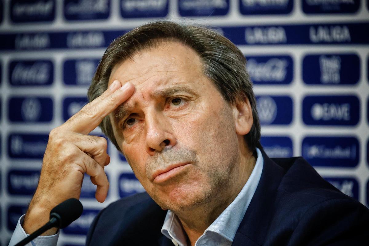 Felipe Miñambres en sala de prensa.