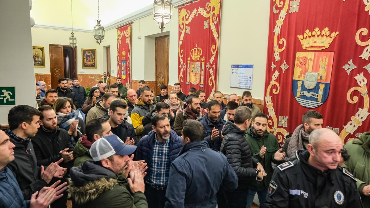 Protesta de policías locales en el Ayuntamiento de Badajoz durante el pleno de enero.