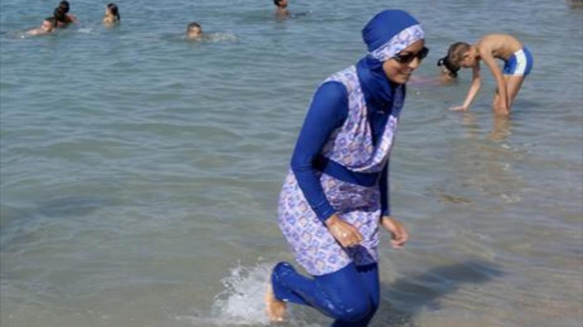 Una mujer con 'burkini' en una playa de Marsella, el sábado.