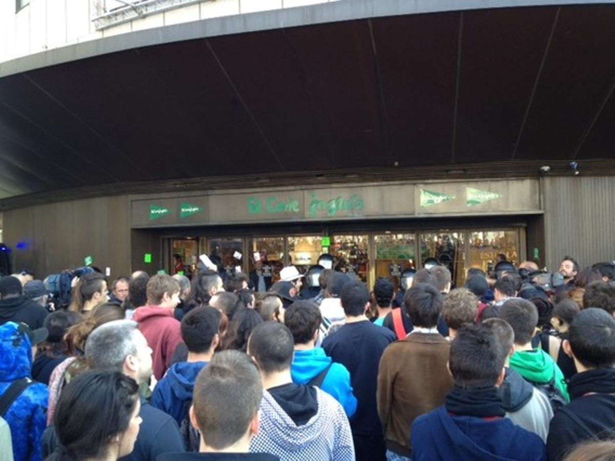 Concentració de piquets a la porta d’El Corte Inglés de plaça de Catalunya.