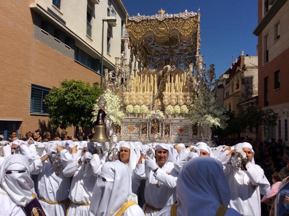 La Hermandad del Jesús Nazareno de los Pasos y María del Rocío Coronada abre los cortejos del día desde el entorno de la plaza de la Victoria