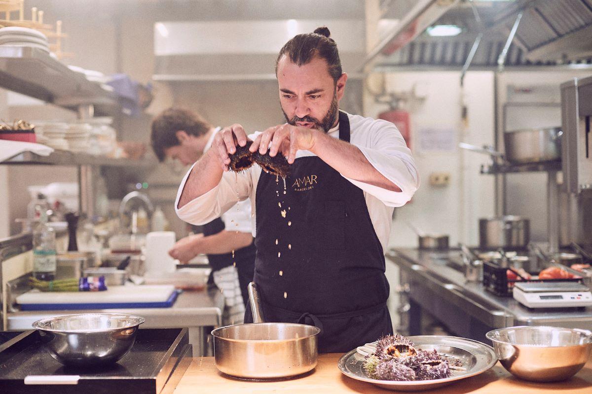 El chef Rafa Zafra en la cocina del Amar Barcelona