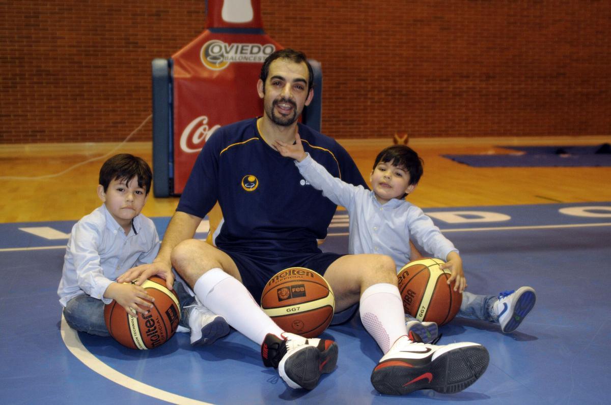 Adrián Macía jugando con sus dos hijos, Adrián, de 4 años (a la izquierda), y David, de 3. BALONCESTO. UNION FINANCIERA OVIEDO