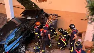 Así ha quedado un coche tras caer dos metros y estamparse contra un muro en Madrid