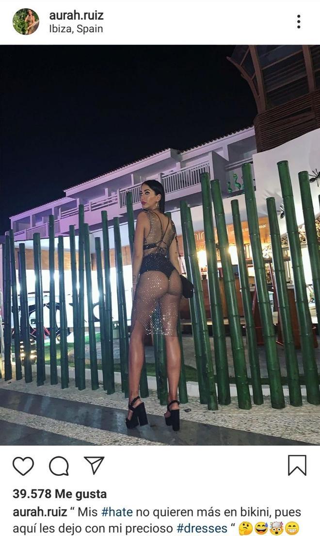 Aurah Ruiz con vestido de rejilla y melocotonazo