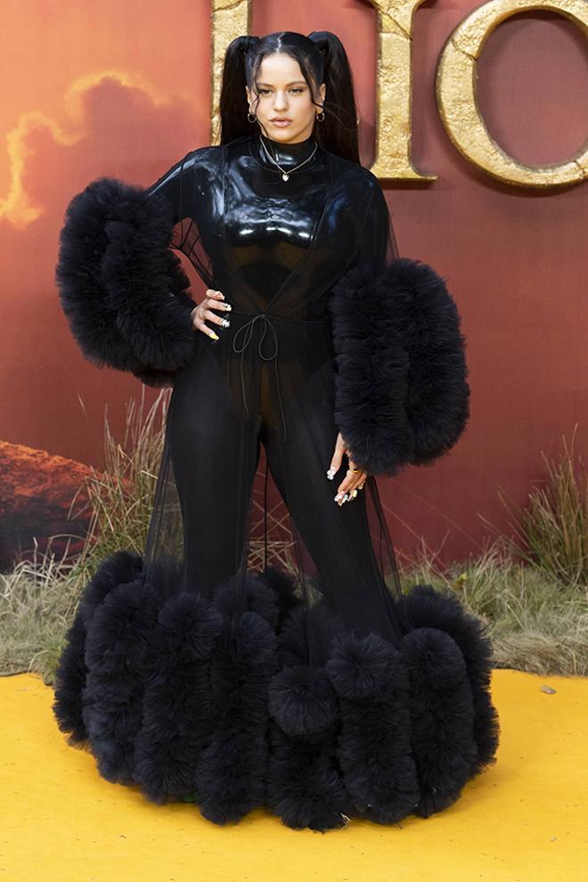 El look en negro de Rosalía en el estreno de El Rey León en Londres