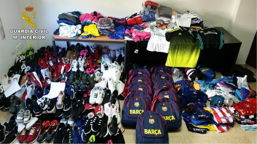 Golpe a la falsificación de ropa deportiva en el mercadillo de Dénia