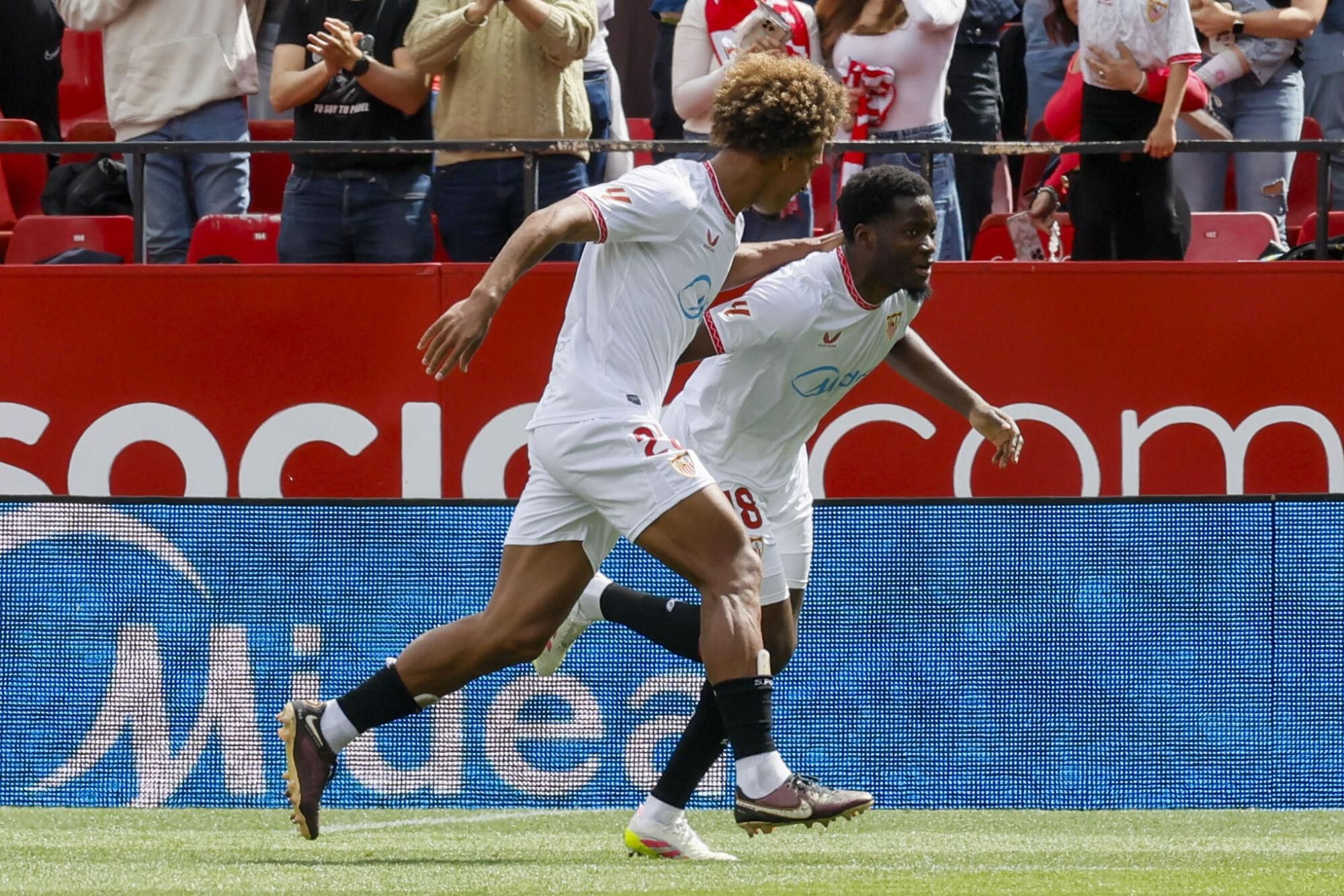 SEVILLA, 06/04/2025.- El centrocampista camerunés del Sevilla Lucien Agoume (d) celebra el primer gol de su equipo durante el partido de LaLiga entre el Sevilla y el Atlético de Madrid, este domingo en el estadio Sánchez Pizjuán. EFE/ José Manuel Vidal