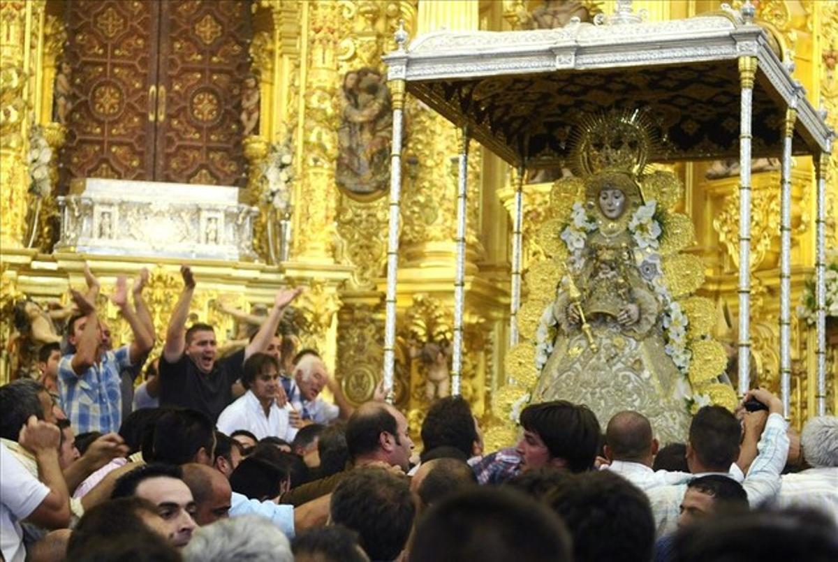 Els habitants del poble d’Almonte (Huelva) han saltat la reixa a les 3.13 hores del 9 de juny i han començat la processó de la Verge del Rocío.