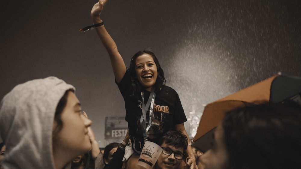 Así se vivió la lluvia la primera noche del festival Festardor, en el Port de Sagunt.