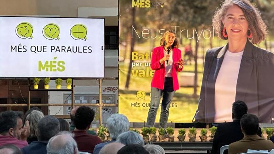 Neus Truyol durante el acto, ayer, en el que se presentó como alcaldesa «para una Palma valiente».  | MÉS PER PALMA