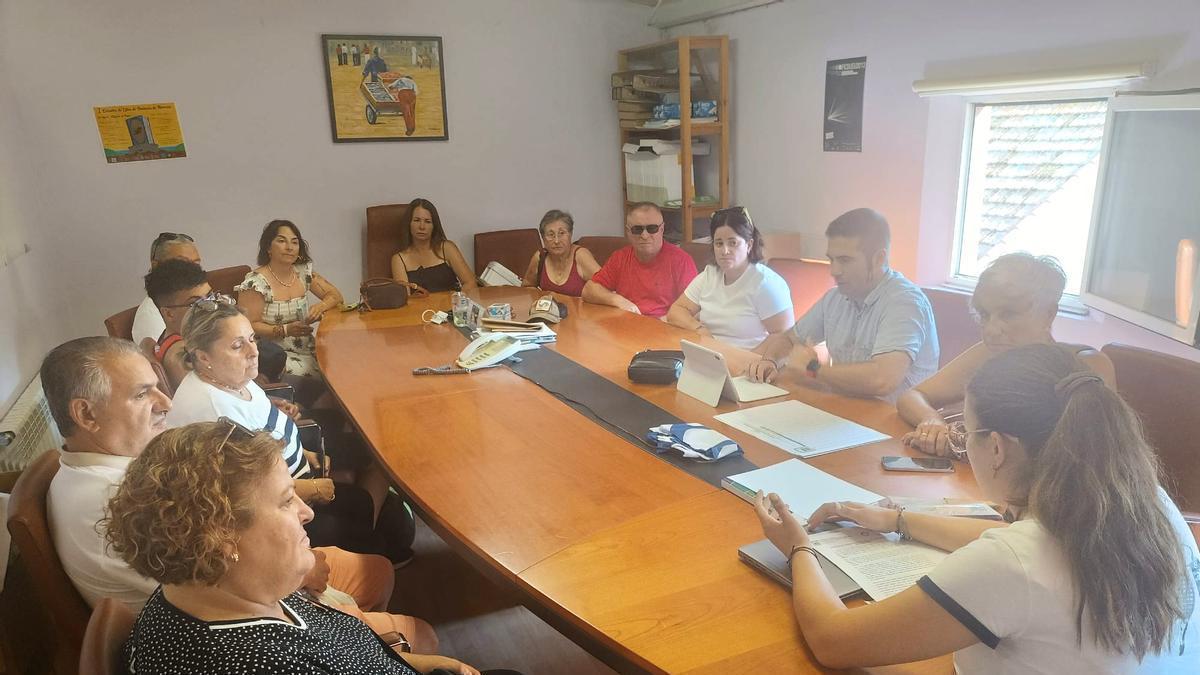 Reunión de los ediles Carmen García, Isabel Quintás y Xosé Leal con los representantes de la Asociación de Veciños e Amigos de Ons.