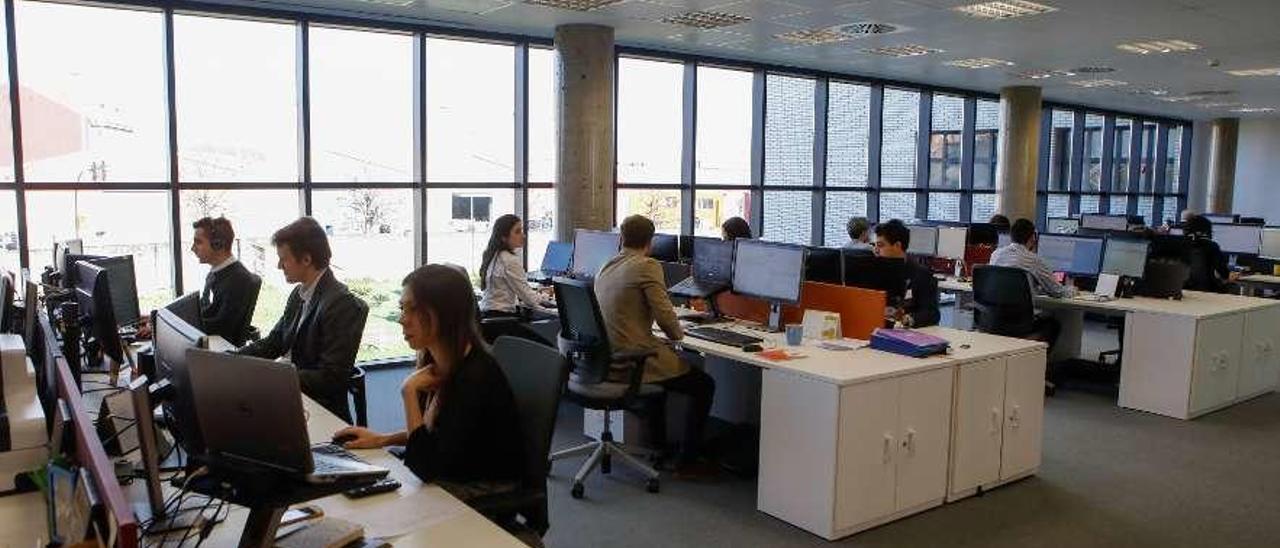 Empleados de Chemours, en sus instalaciones del edificio de la Fundación Laboral de la Construcción.