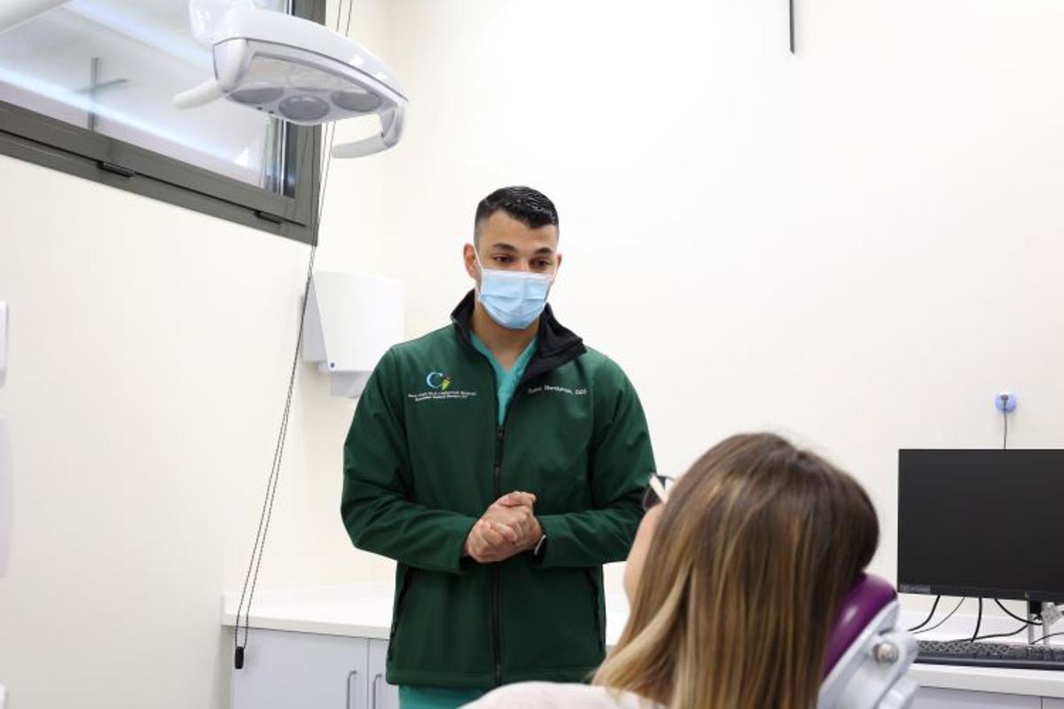 Foto estudiante Odontología en Clínica Odontológica