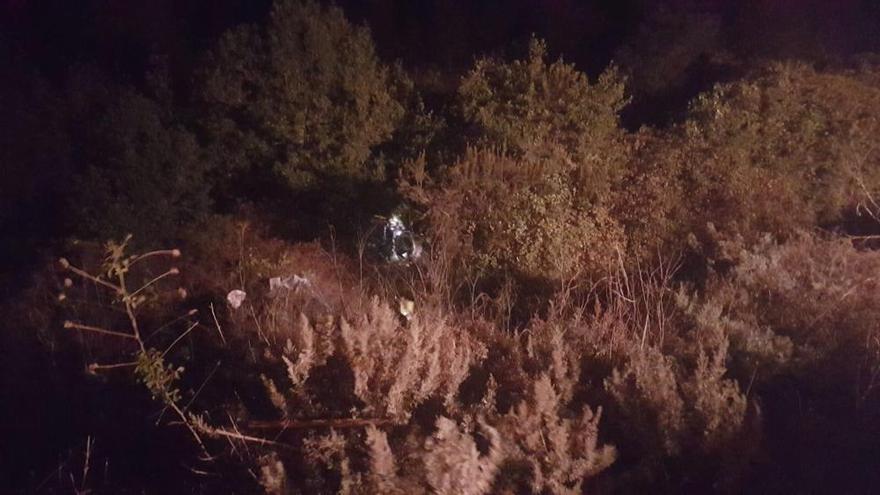 Dos heridos tras caer un automóvil unos 20 metros por ladera en Tenerife