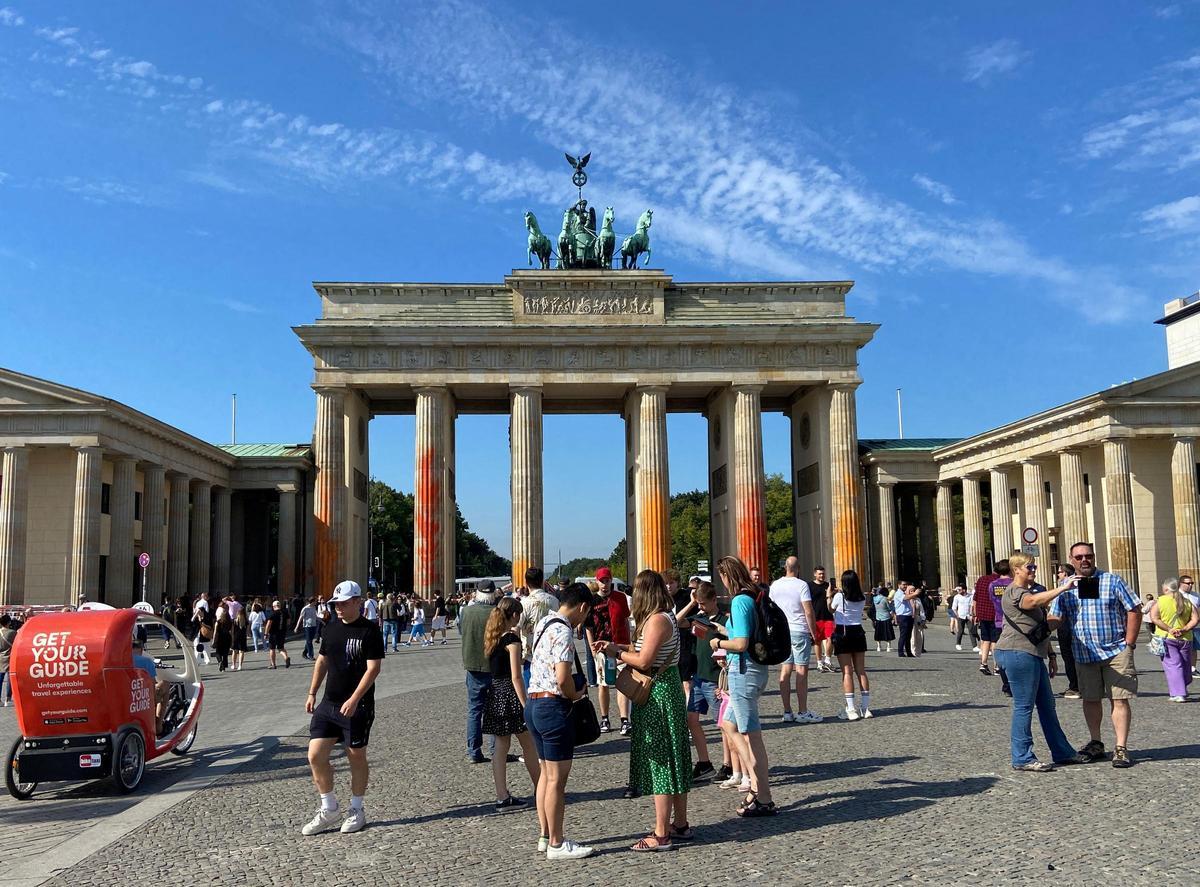 Berlín limpia la Puerta de Brandeburgo tras la protesta de activistas climáticos