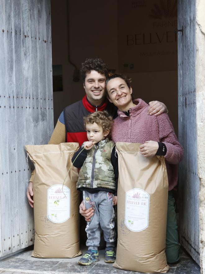 Stefan Carayon, Sylvia Pons und Sohn Edan im Eingang zur Mühle auf ihrer Öko-Finca Bellver Ric in  der Nähe von Sant Llorenç des Cardassar.