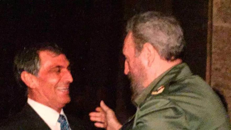 Antonio Sabino y Fidel Castro se saludan en Cuba, en un viaje en la pasada década.