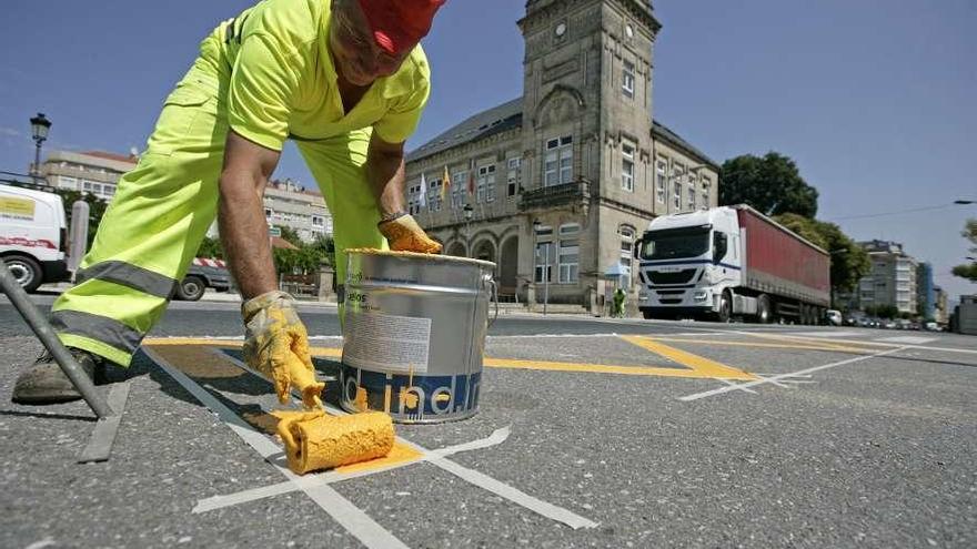 Fomento inició ayer el repintado de la calle y la instalación de bolardos. // Bernabé/Cris M.V.