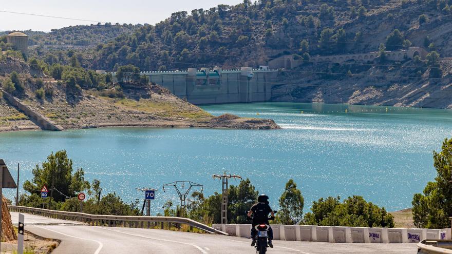 Los embalses de la provincia de Alicante siguen a la baja mientras se recuperan en el resto de España