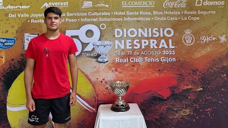 Hugo González en el Real Club de Tenis de Gijón.