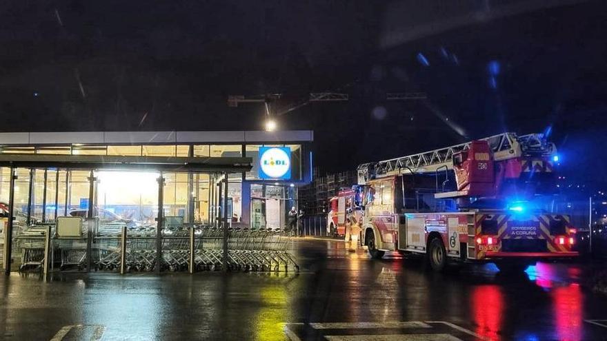 Un incendio en un supermercado de Xuxán obliga a desalojar a los clientes