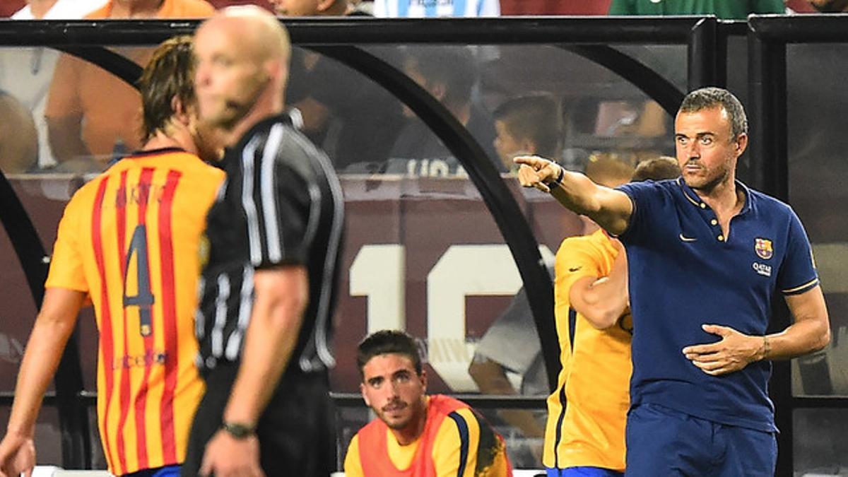 Luis Enrique da instrucciones a Rakitic, durante el partido del Barça y el Chelsea en Washington