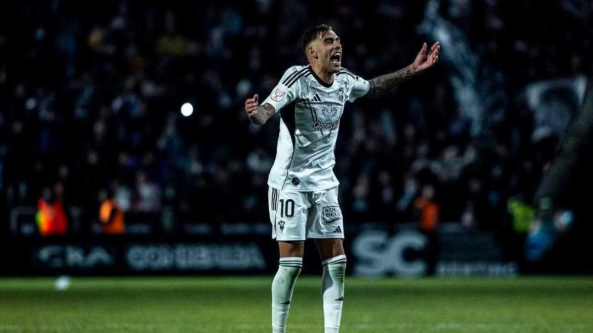 Jefté Betancor celebra la victoria del Albacete ante el Real Madrid.