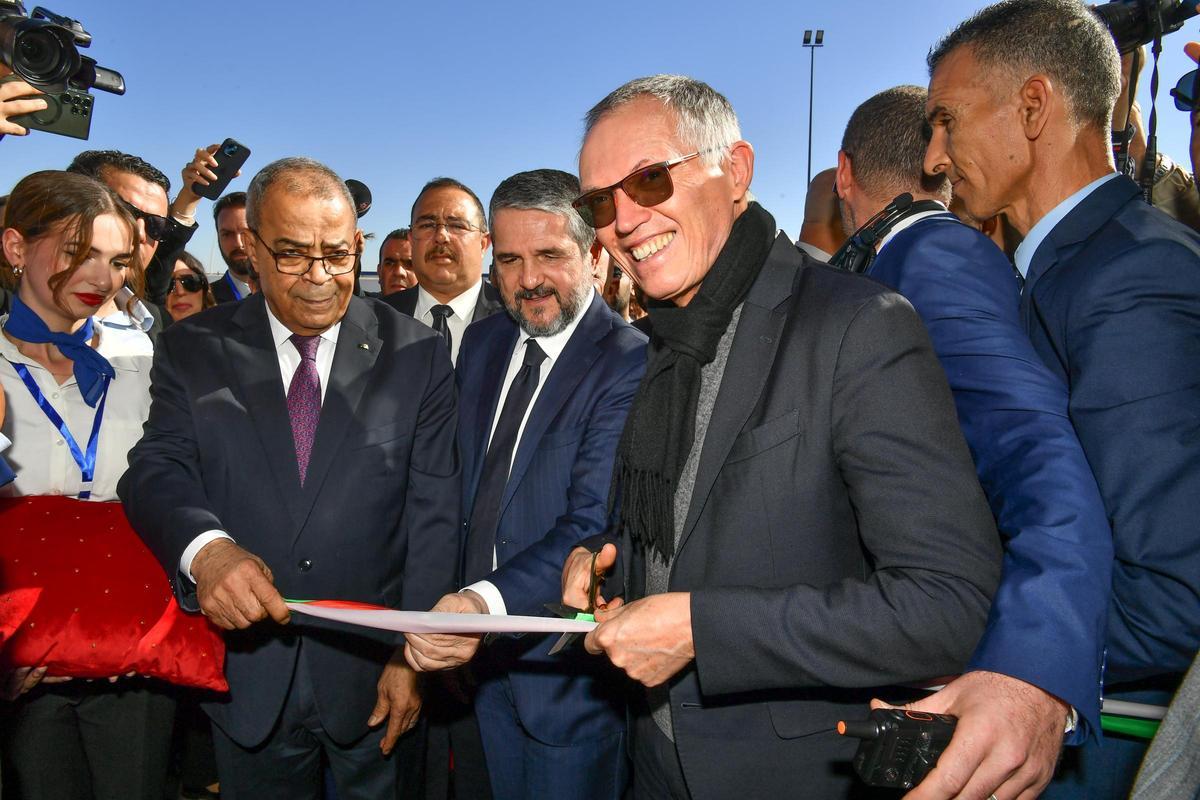 Tavares, sonriente cortando la cinta de la nueva planta de Stellantis en Argelia, el 11 de diciembre. // Stellantis