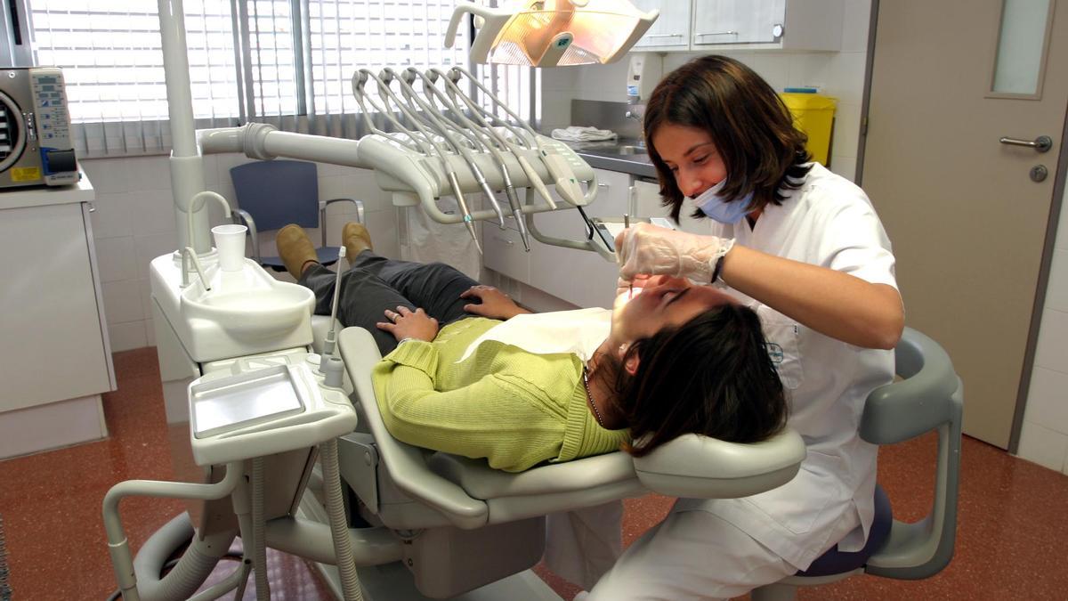 Una paciente en el dentista.