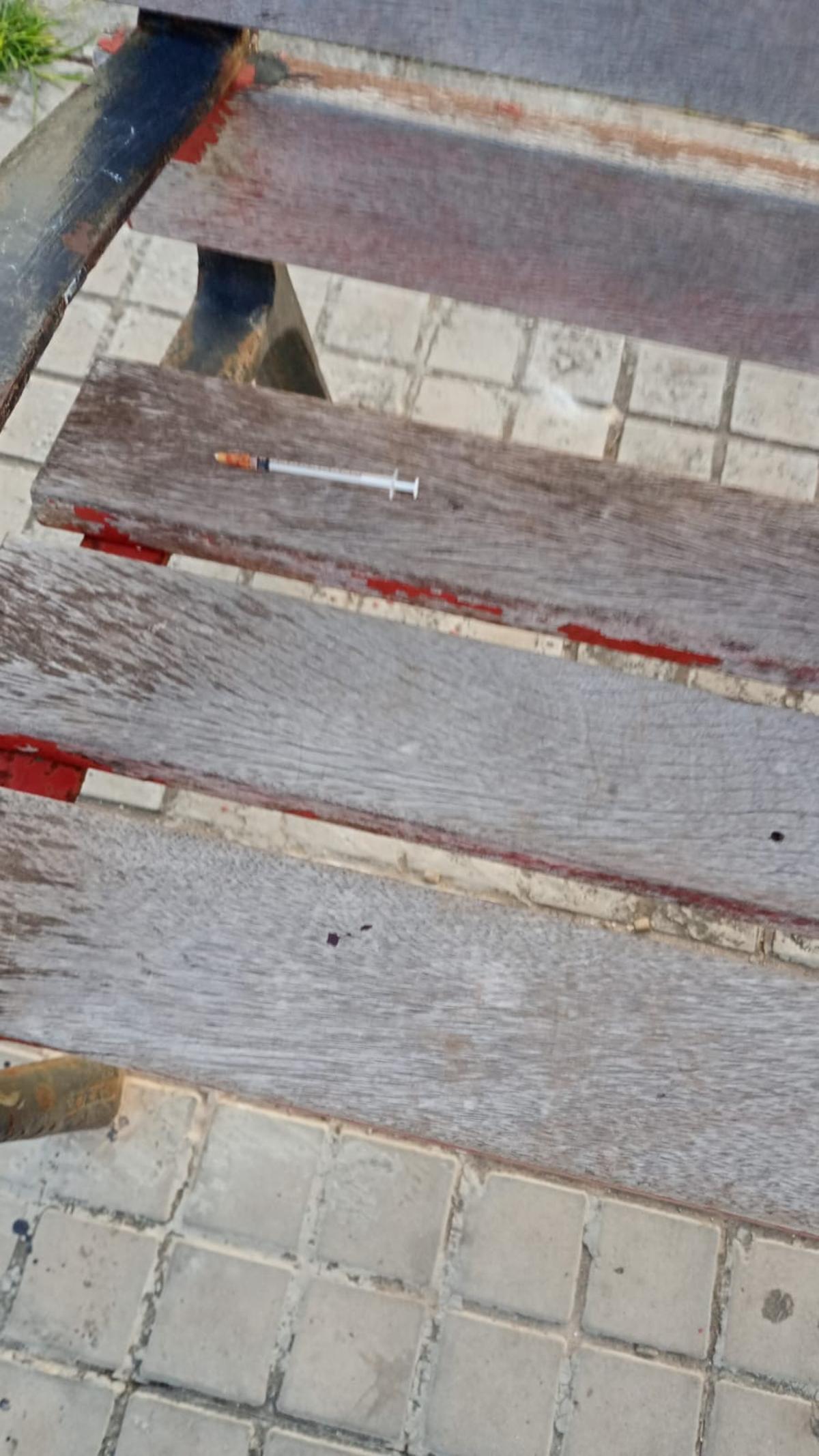 Una jeringuilla usada en las escaleras del CEIP Vicente Blasco Ibáñez de València.