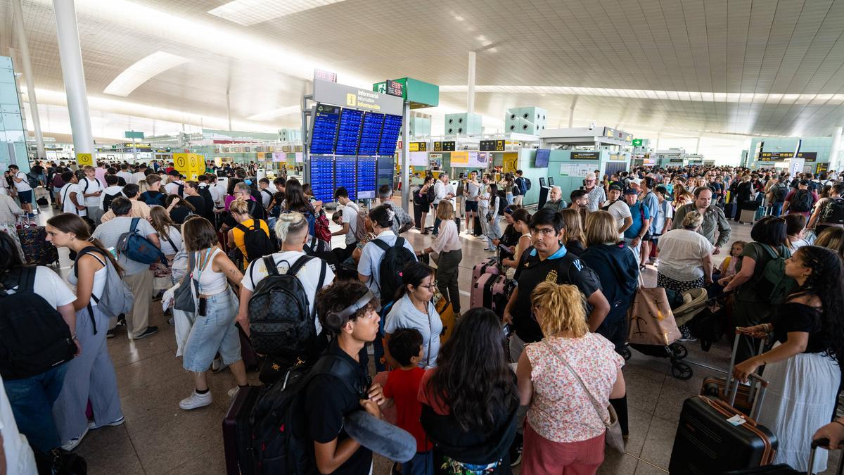 Caos entre los pasajeros del aeropuerto de El Prat por el colapso de los sistemas informáticos