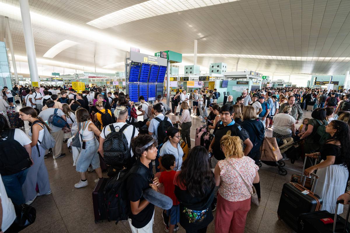 Caos entre los pasajeros del aeropuerto de El Prat por el colapso de los sistemas informáticos