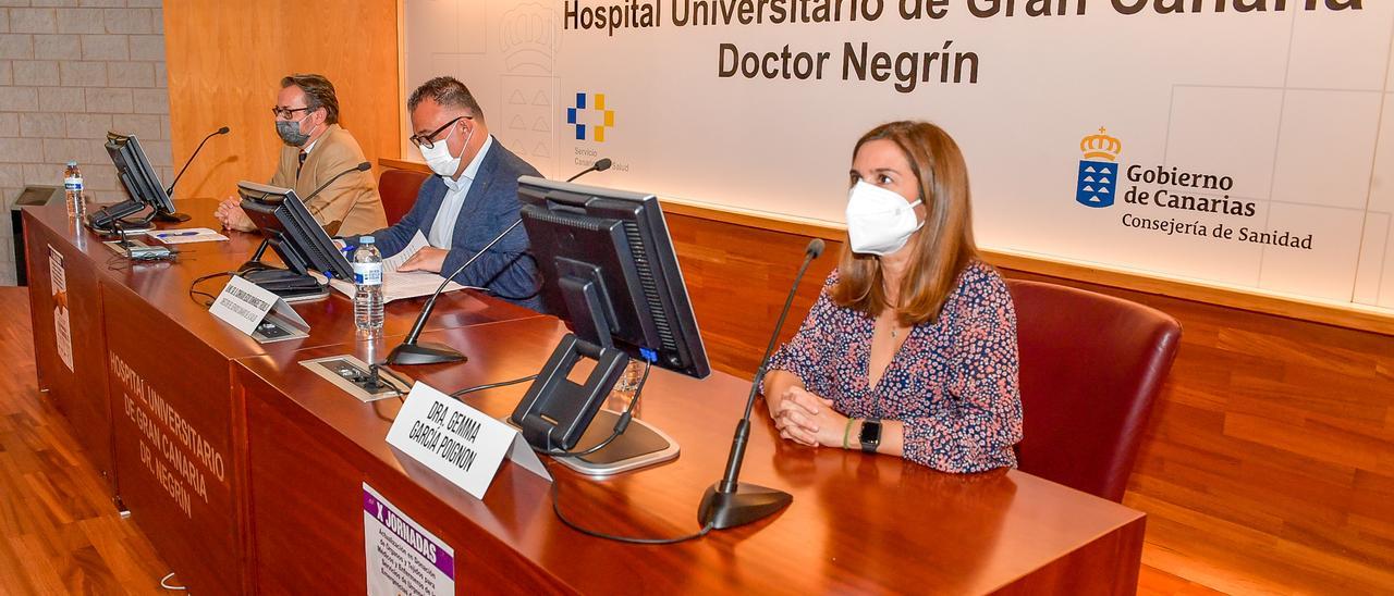 En primer termino la doctora Gemma García, en el centro Conrado Domínguez director del SCS y al fondo el doctor Guillermo Burillo