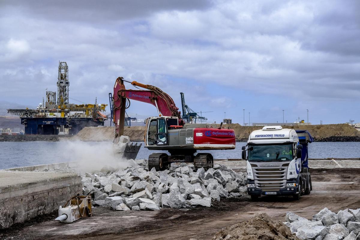Fotos para reportaje y archivo de la obra para ampliar el dique de La Esfinge, en el muelle Nelson Mandela | 26/04/2024 | Fotógrafo: José Carlos Guerra